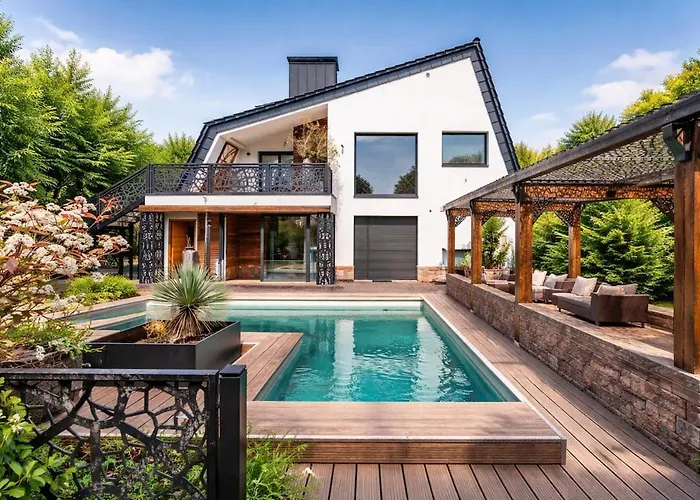 Luxury With Pool, & Garden Paradise