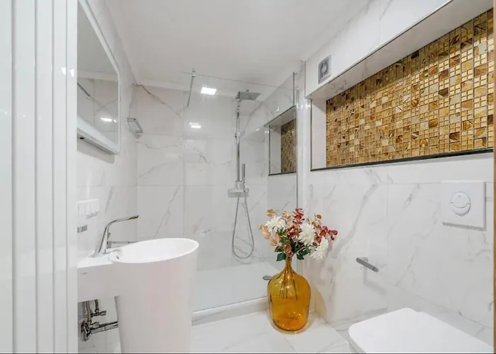 Luxury With Pool, & Garden Paradise *